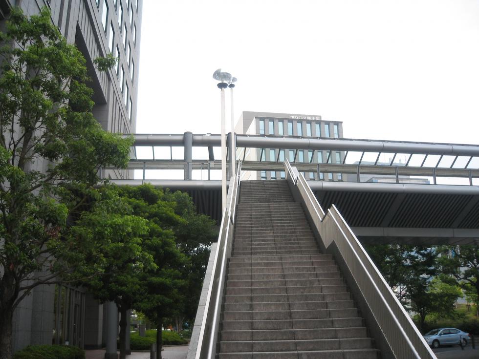 新大阪駅に直結された歩道橋