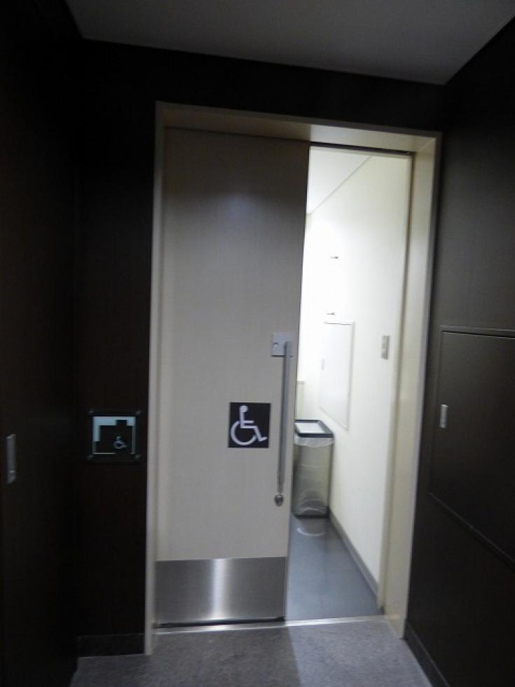 １階 身障者対応多目的トイレ