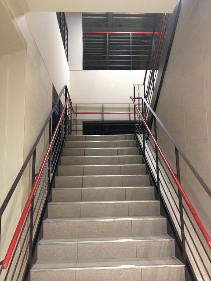 階段（1階から2階）