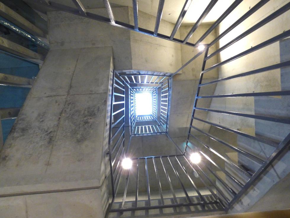 吹き抜け階段（1階から6階）