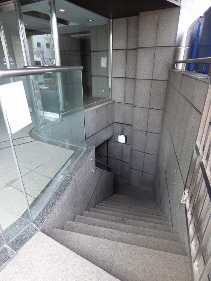 エントランス　地下階段