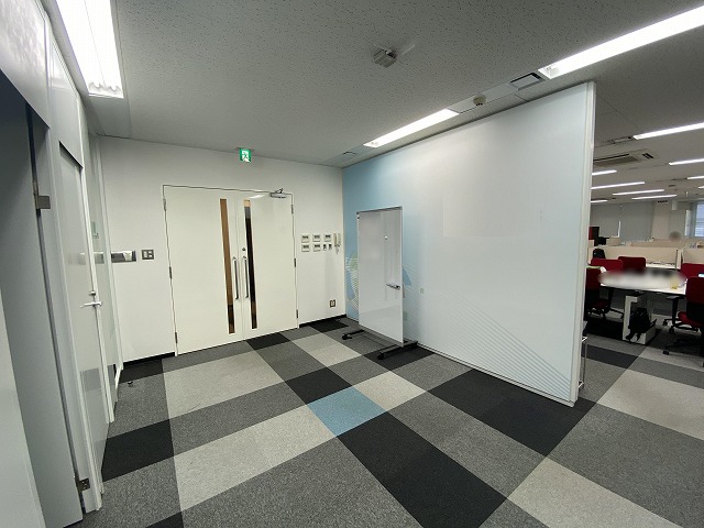 【居抜き】銀座エリアや東京駅に近い! 会議室3つ付きの内装造作付きオフィス