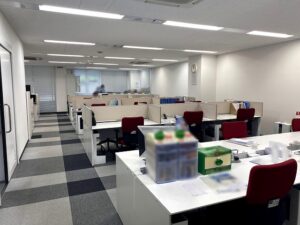 【居抜き】銀座エリアや東京駅に近い! 会議室3つ付きの内装造作付きオフィス