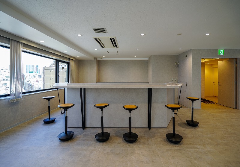 【セットアップ】神田、約40坪。 会議室付きのシックで美しい内装
