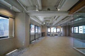 【セットアップ】神田、約40坪。 会議室付きのシックで美しい内装