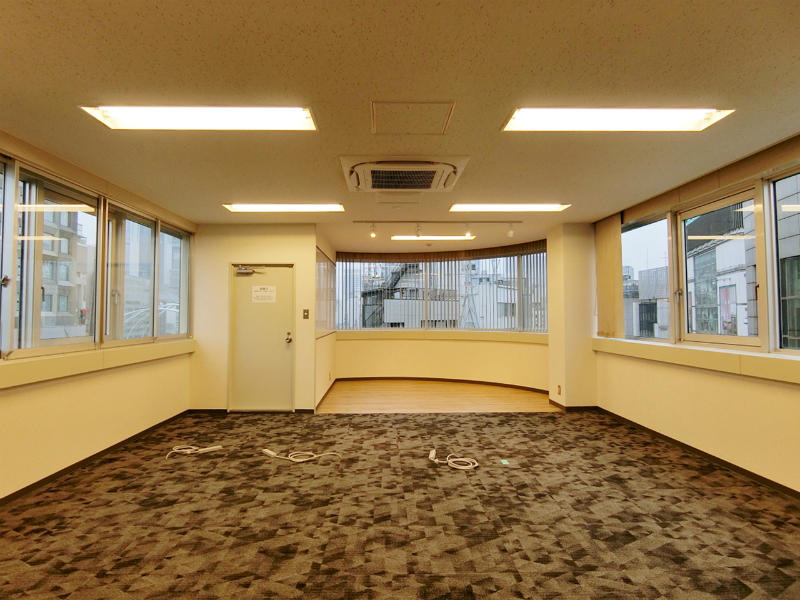 【セットアップ】渋谷、約30坪。 可動式の会議室がイマドキなデザイン