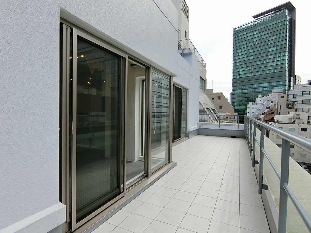 【デザイナーズ】渋谷、50-75坪。バルコニー付きのメゾネットオフィス。