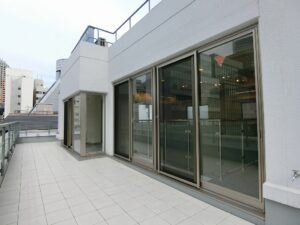 【デザイナーズ】渋谷、50-75坪。バルコニー付きのメゾネットオフィス。