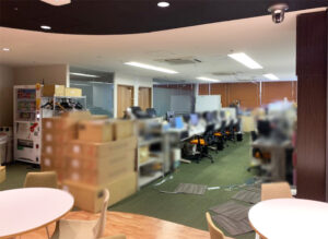 【居抜き】西新宿エリア、木目を基調とした使い勝手の良いオフィス