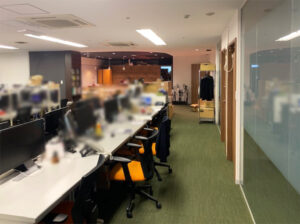 【居抜き】西新宿エリア、木目を基調とした使い勝手の良いオフィス