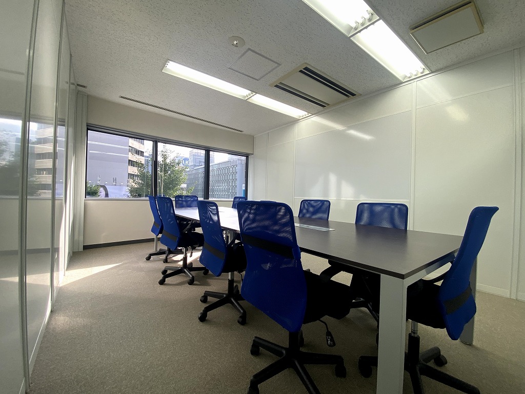 【居抜き】港区エリア 明るい会議室付きオフィス