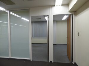 【居抜き】梅田エリア！会議室付き！木目が綺麗な居抜きオフィス！