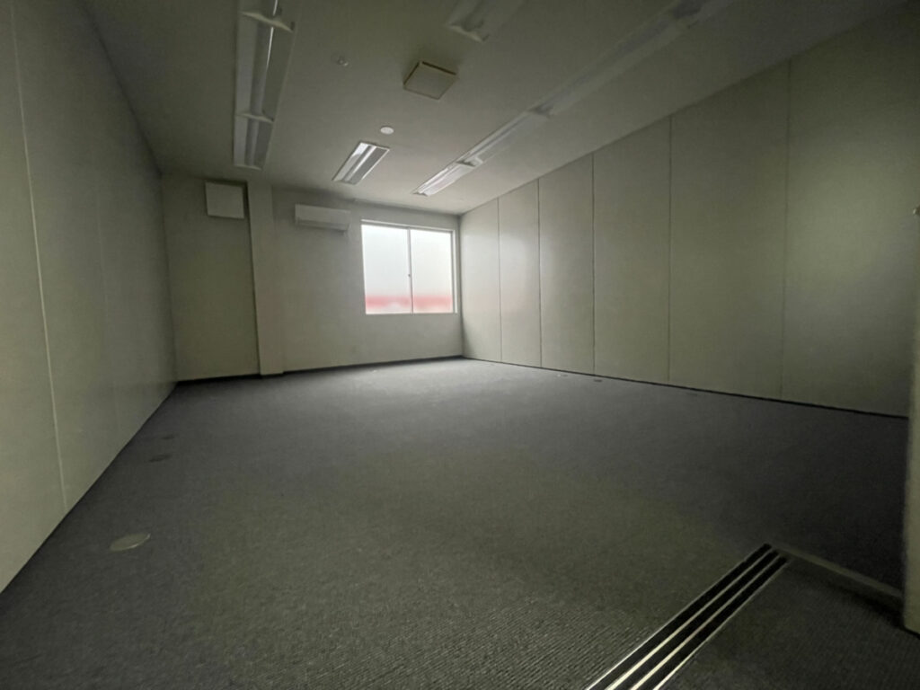 【居抜き】博多駅近く、100坪超の1棟貸し＆駐車場付きの希少オフィス