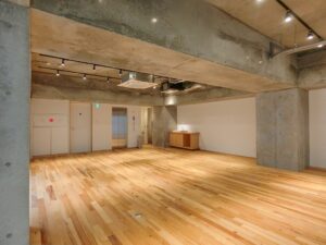 【デザイナーズ】中央区　木目調の床・コンクリートむき出し・天井抜き『屋上庭園設置予定』