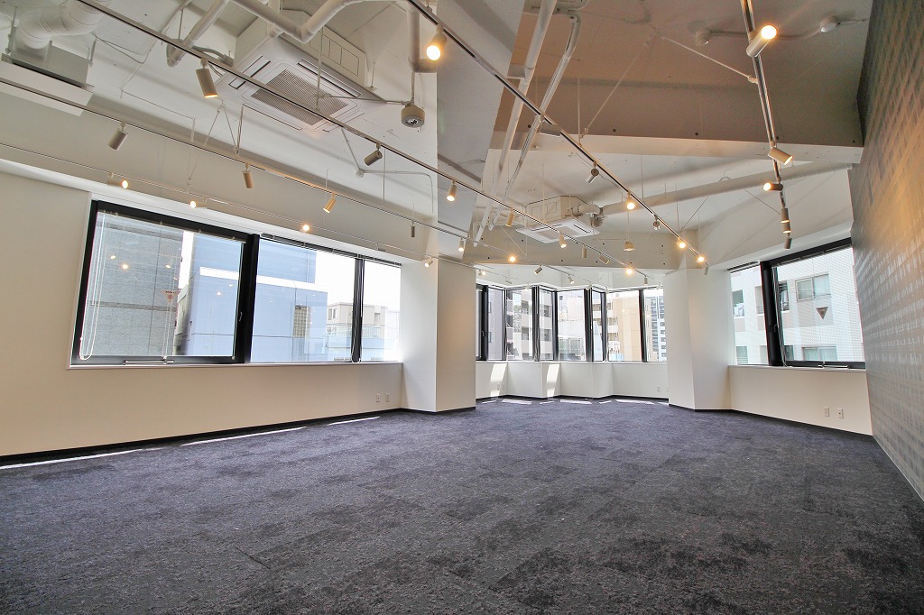 【セットアップ】中央区エリア　３０坪台では希少な会議室２つ付き　オフィス