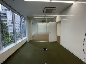 【居抜き】新橋エリア　敷金ゼロ　ガラスカーテンウォールで魅せるスタイリッシュなオフィス