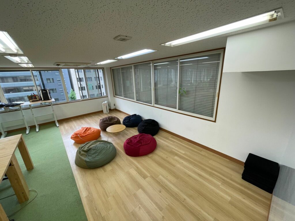 【居抜き】京橋エリア　期間限定　グリーンが印象的な好立地オフィス