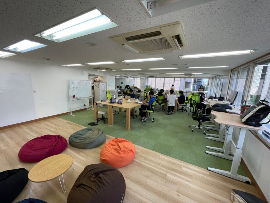 【居抜き】京橋エリア　期間限定　グリーンが印象的な好立地オフィス