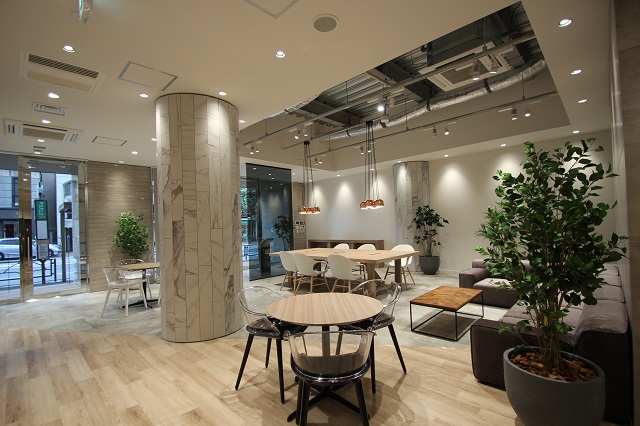 【セットアップ】新宿エリア　100坪越えの内装付きオフィス　広々としたラウンジが魅力