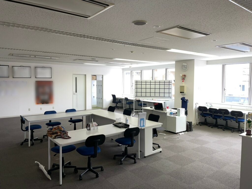 【居抜き】滋賀県大津エリア！２つの個室付きのシンプルで使いやすい居抜きオフィス！
