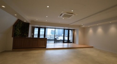 【セットアップ】中央区京橋エリア。天井が高く、開放感を感じる会議室付きオフィス