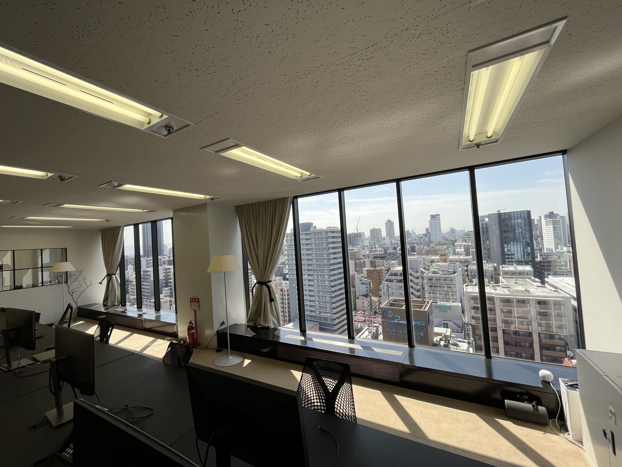 【居抜き】大阪市中央区北浜にある、白を基調とした開放感のあるオシャレなオフィス