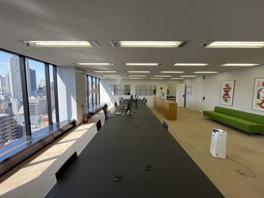 【居抜き】大阪市中央区北浜にある、白を基調とした開放感のあるオシャレなオフィス