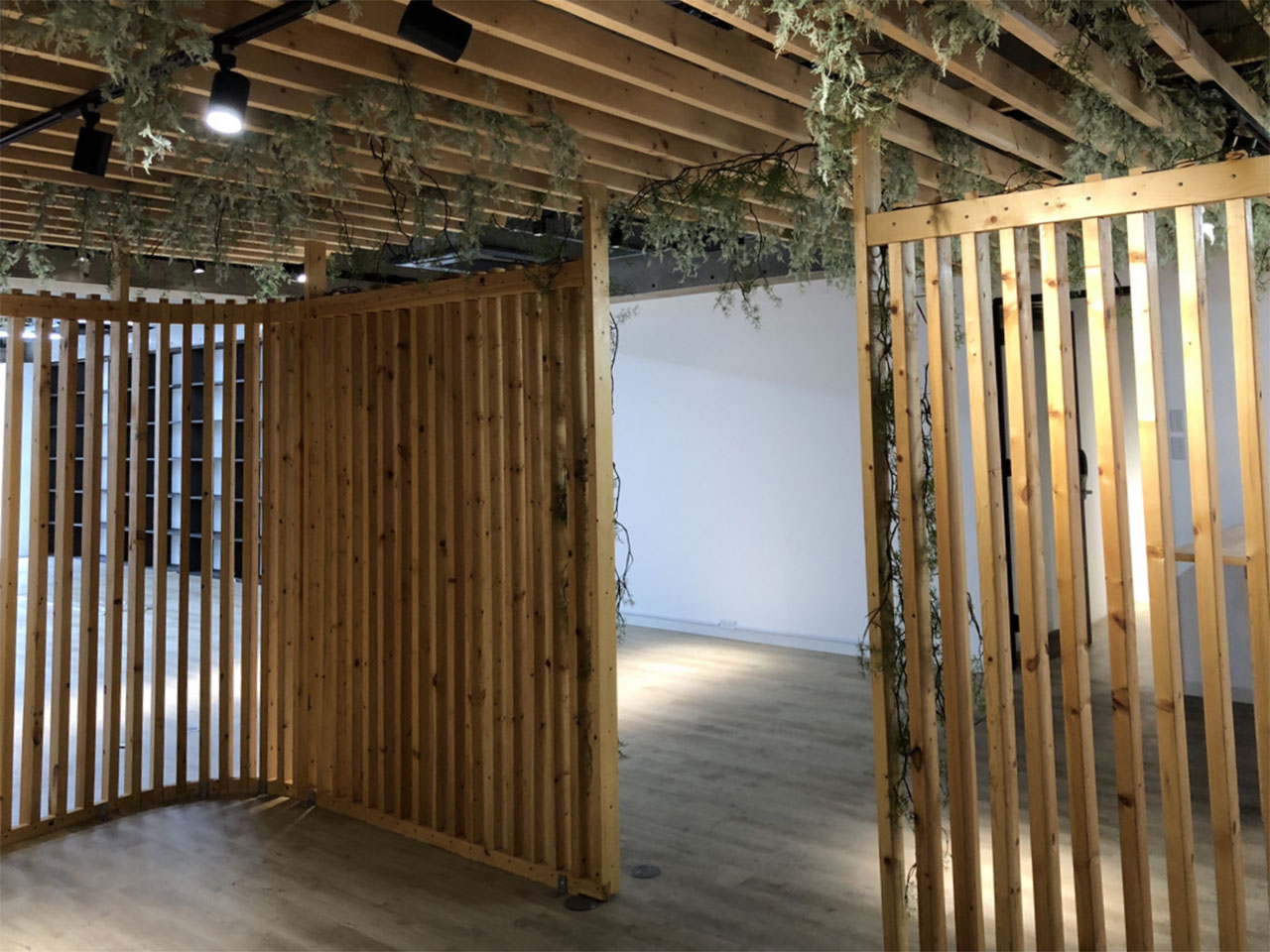 【居抜き】西区新町エリアで、木材を取り入れたリラックス効果の空間がある居抜きオフィス