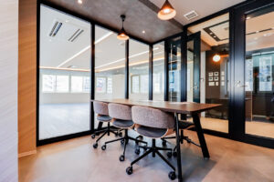 【セットアップ】神田エリア　開放感あふれる美しい採光のシックでおしゃれなオフィス
