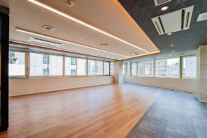 【セットアップ】神田エリア　開放感あふれる美しい採光のシックでおしゃれなオフィス