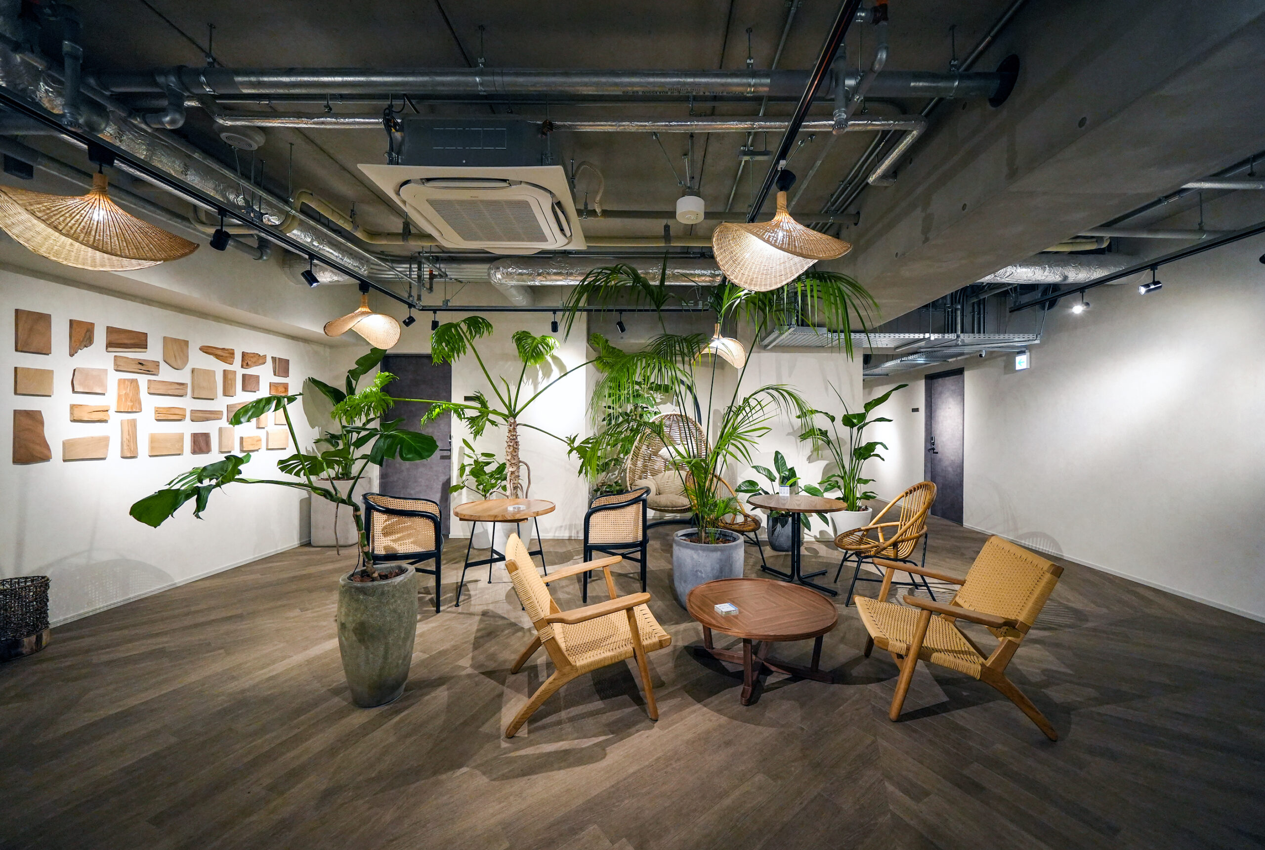 【デザイナーズ】渋谷エリア。南国風のオープンスペースも利用可能！天井スケルトンのカッコイイオフィス