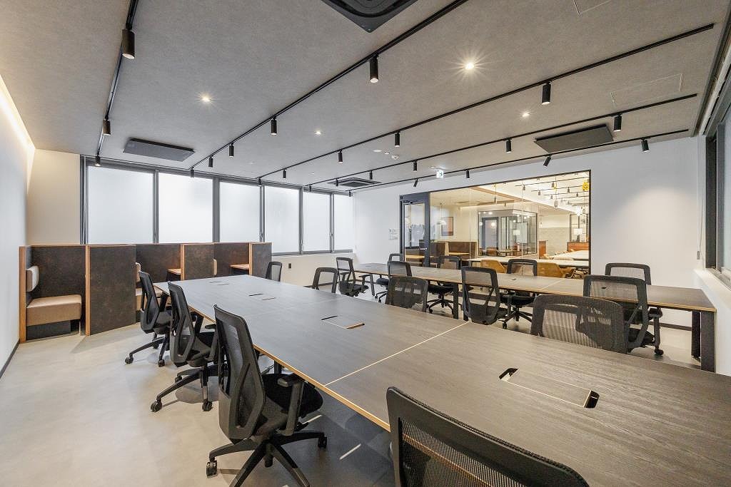 【セットアップ】西新宿　約70坪オフィスとレンタルオフィスのハイブリットと言えるでしょう！(敷金1ヵ月・原状回復不要)、