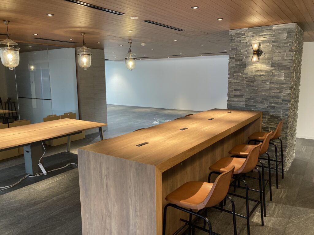 【居抜き】渋谷エリア　約１５０坪　カフェ調のおしゃれな空間を演出したオフィス