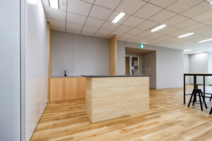 【セットアップ】京橋エリア・北欧テイストの什器付き！会議室3室、ビル共用設備充実！