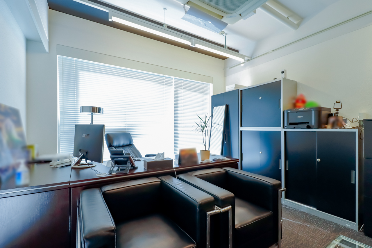 【居抜き】広尾エリア・どの部屋も柔らかな光が差し込む、会議室・個室・ラウンジ完備のオフィス！