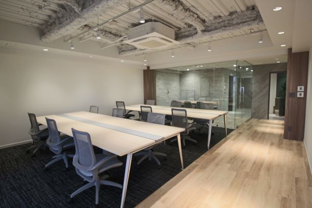 【セットアップ】日本橋エリア・スタイリッシュなデザイン×優しい色合いが空間を引き立てます☆ガラス張りの会議室がお洒落空間を演出！
