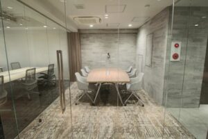 【セットアップ】日本橋エリア・スタイリッシュなデザイン×優しい色合いが空間を引き立てます☆ガラス張りの会議室がお洒落空間を演出！