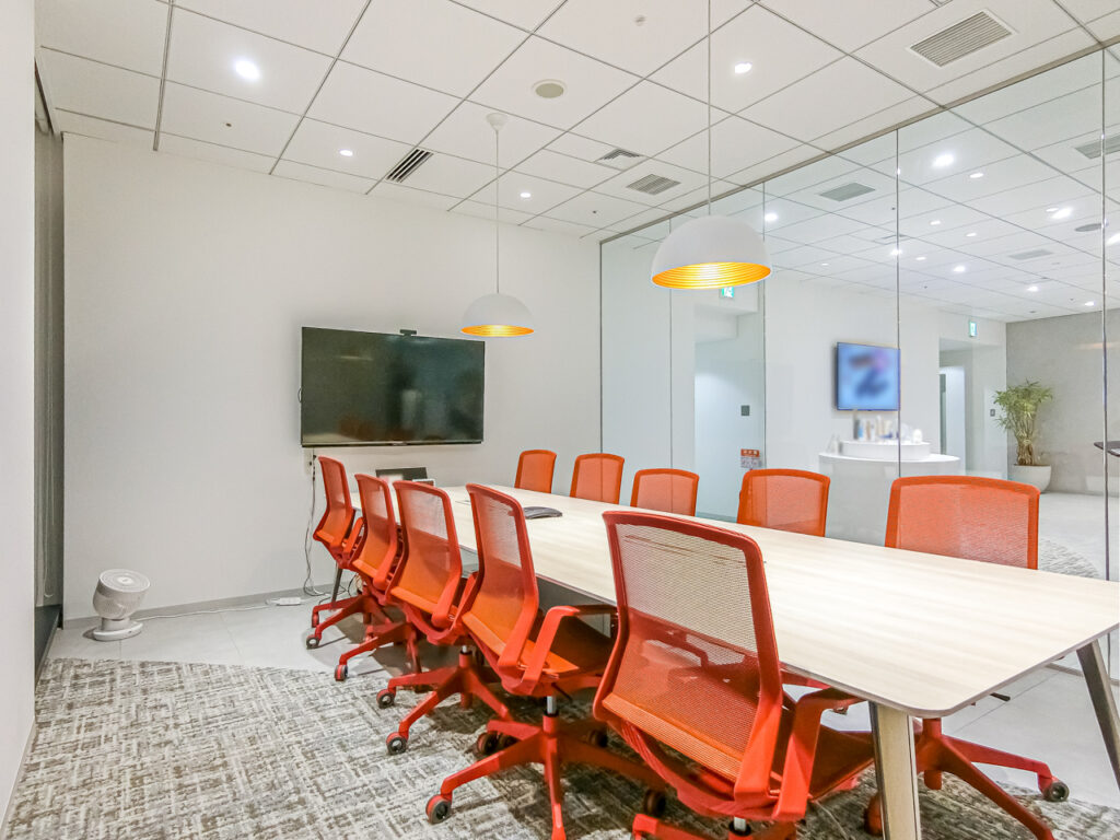 【居抜き】銀座4丁目エリア・約245坪のゆとりあるオフィス！シーン毎で選べる会議室複数！