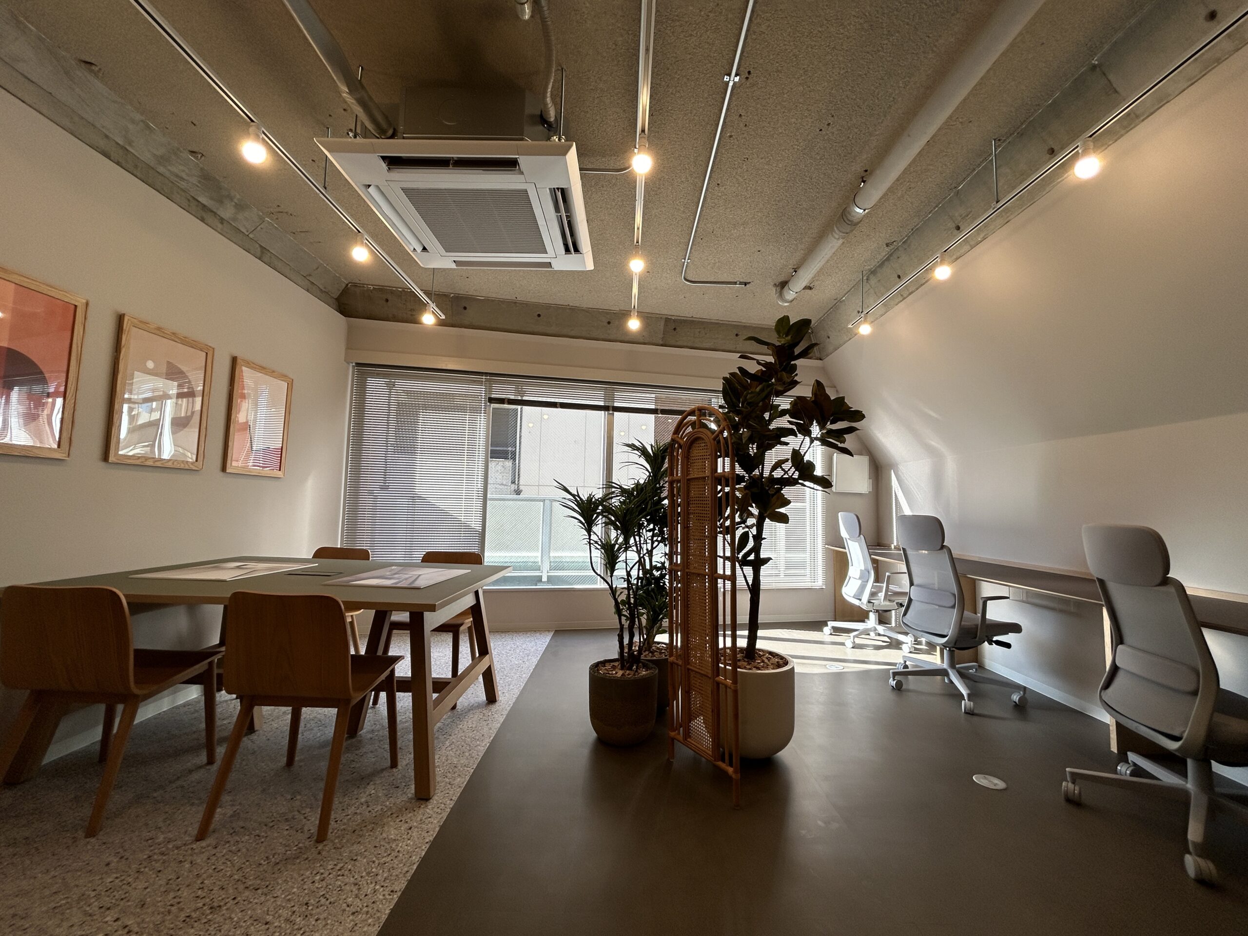 【セットアップ】秋葉原エリア・スタートアップ企業向け。お仕事に没頭できる執務室が魅力的。現代的なデザインのお洒落空間でお仕事を始めてみませんか？