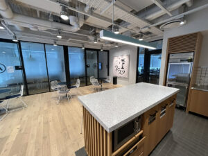 【セットアップ】短期利用も相談可能！大阪市梅田エリアに会議室＆フォーンブース付き、 1フロア約170席確保可能なオフィスが登場しました！