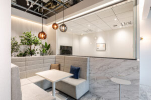 【セットアップ】築浅×ハイグレードビル　「白」が基調の明るいセットアップオフィスです！