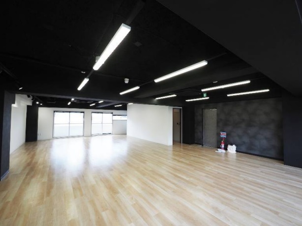 【デザイナーズ】渋谷エリア・温かみのあるフローリングとブラック調の天井が相まったお洒落なデザイナーズオフィス☆ライン状のLED照明とスポットライトがフロア内を明るく照らします！
