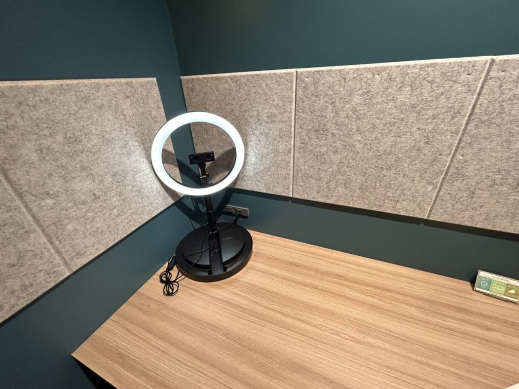 WORKING SWITCH ELK（ワーキングスイッチエルク）では、ウェブミーティング室 会話専用ブースが設置されています。照明も設置されており明るさ調整も可能です。