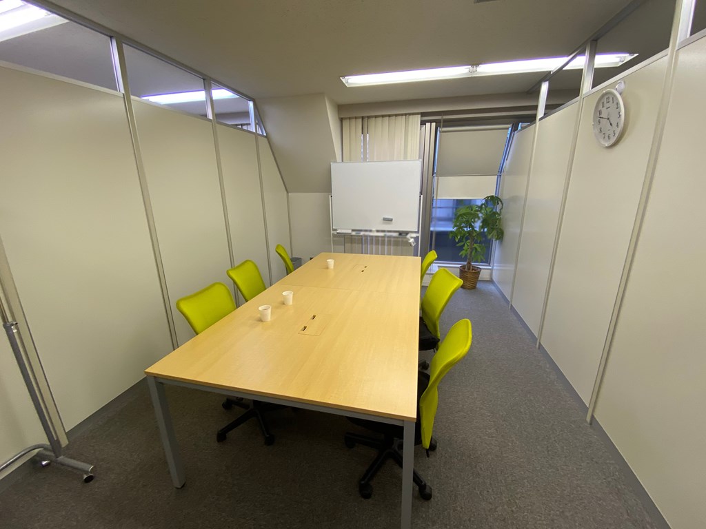【居抜き】三田エリア。２~３つの会議室を設ける事ができる内装付きオフィス