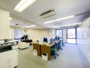 【居抜き】神田エリア。可動式パーテーション設置！落ち着きのあるキレイな居抜きオフィス